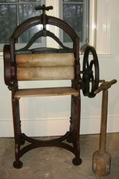 photograph of an old-fashioned clothes wringer (mangle)