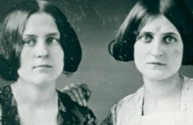 Maggie (left) and Kate Fox photo of Maggie and Kate Fox