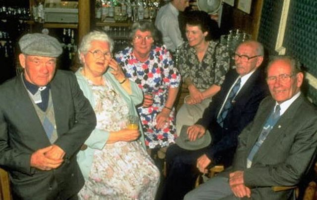 photo of Cockell with surviving members of the Sutton family