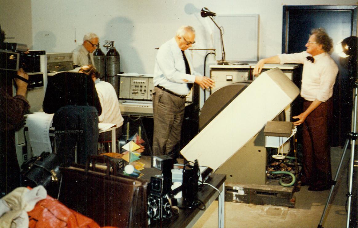 Croiset (right) taking part in a psychokinesis experiment