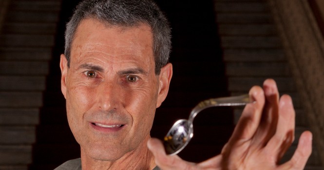 uri geller bending spoon